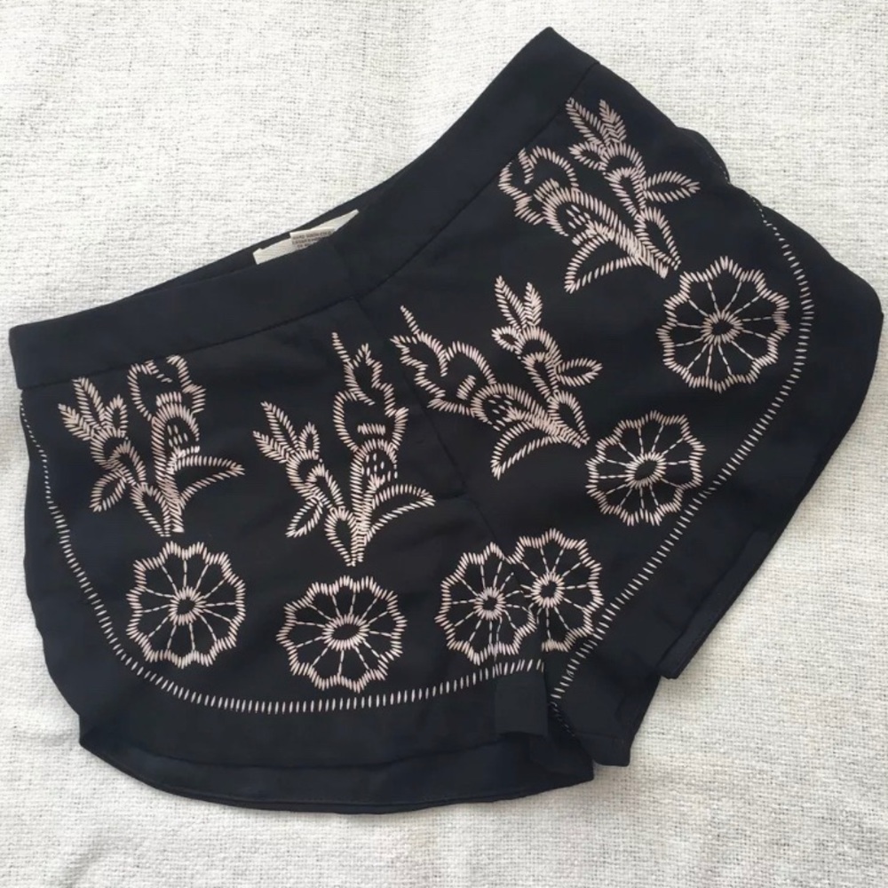☘️5 for $25☘️ Sans Souci Flower Design Shorts Black Size Small
